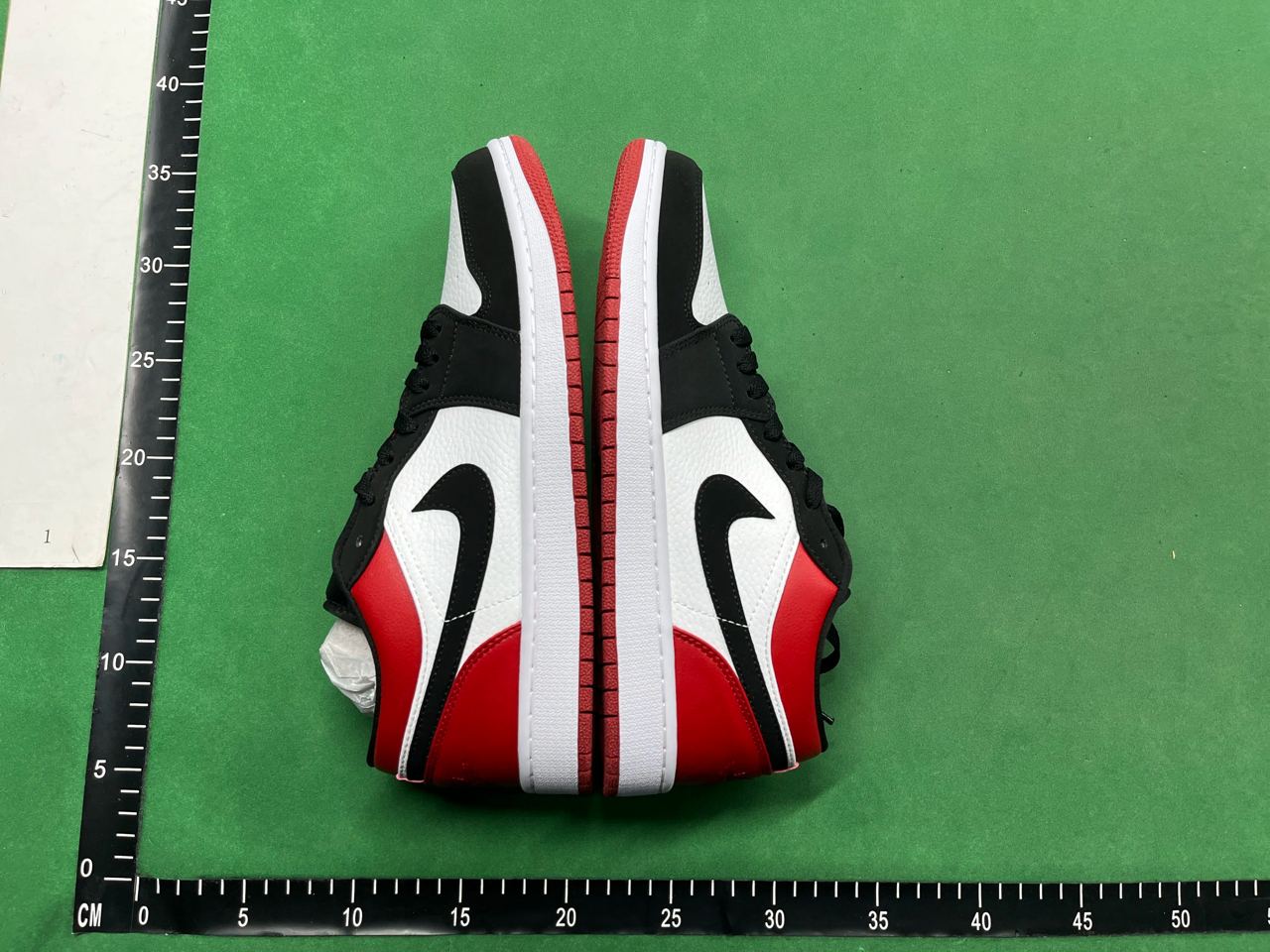   Nike Jordan Low 1 -2