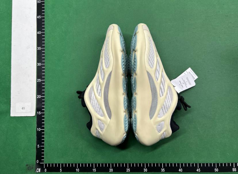   yeezy  700 -4