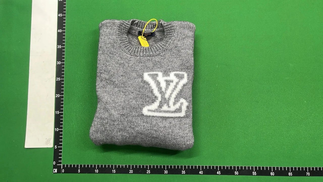 LV sweater -3
