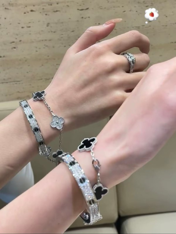 Van Cleef & Arpels bracelet (The perfect gift for your  -2