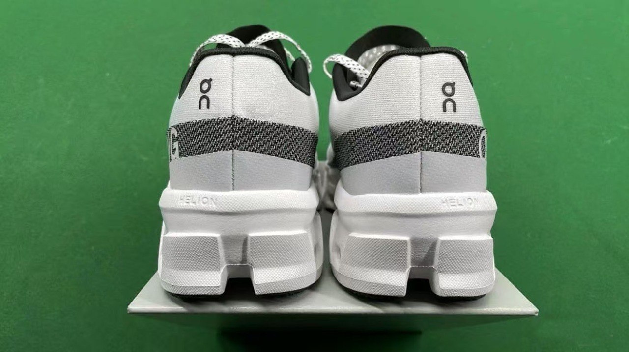 On Cloud Running Sneakers -4