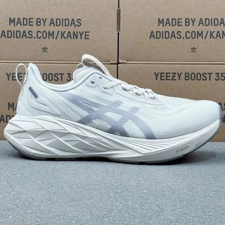 ASICS  Novablast 4