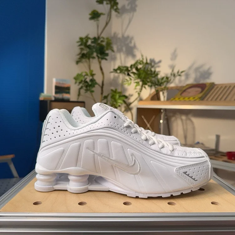 Nike Shox R4 Sneakers [40 styl