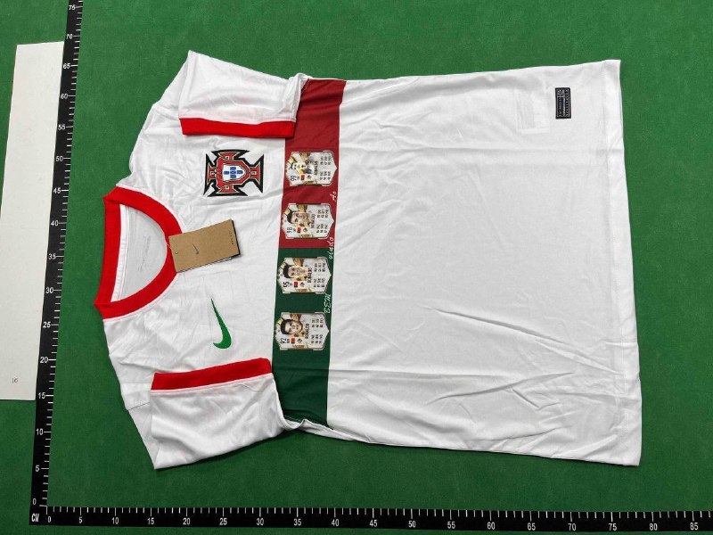 Football T-shirt    (40 CP -2