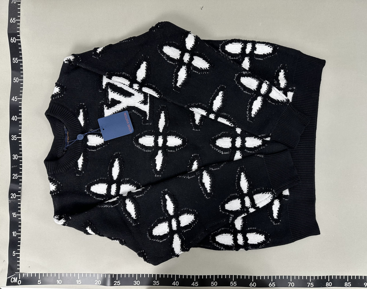 LV Sweater -3