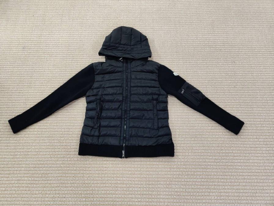 Men's Black Puffer Vest with Zipper Closure -4