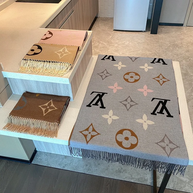 LV shawl -2