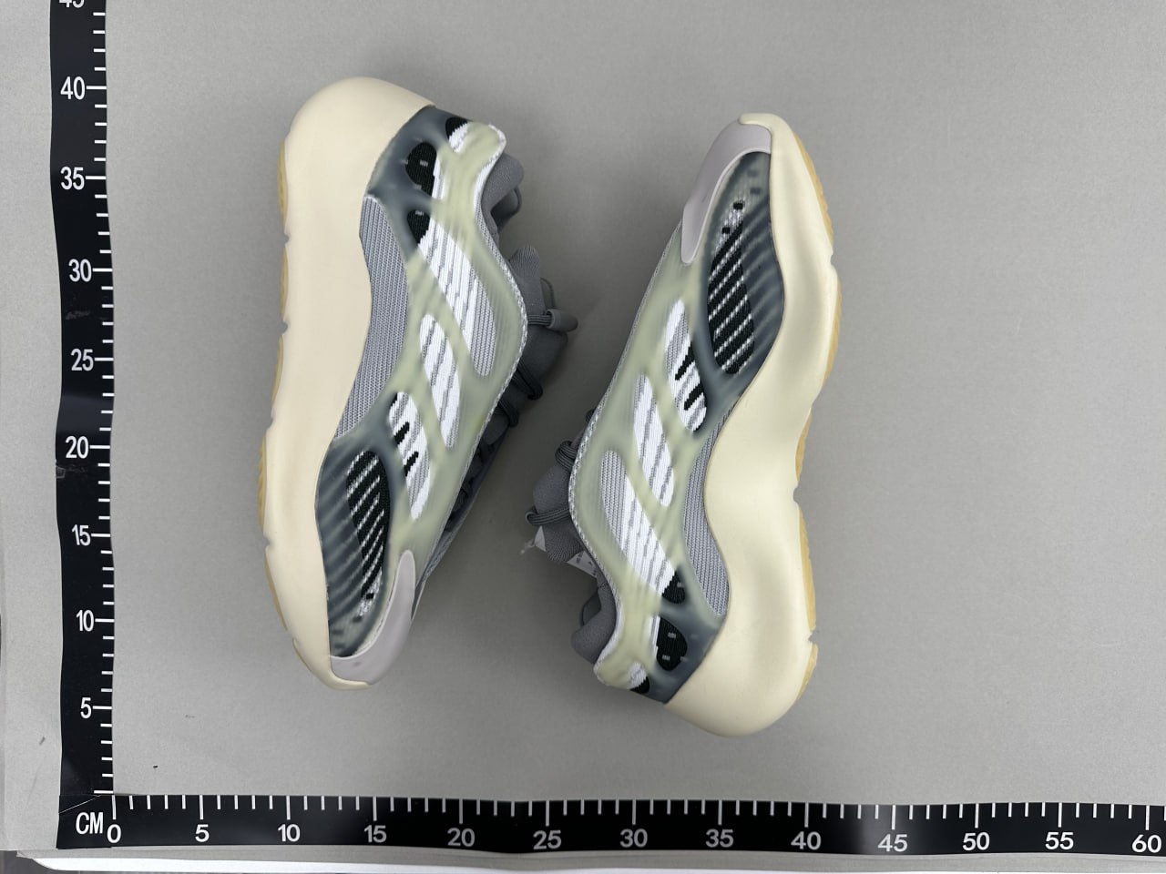 Adidas Yeezy 700 -2
